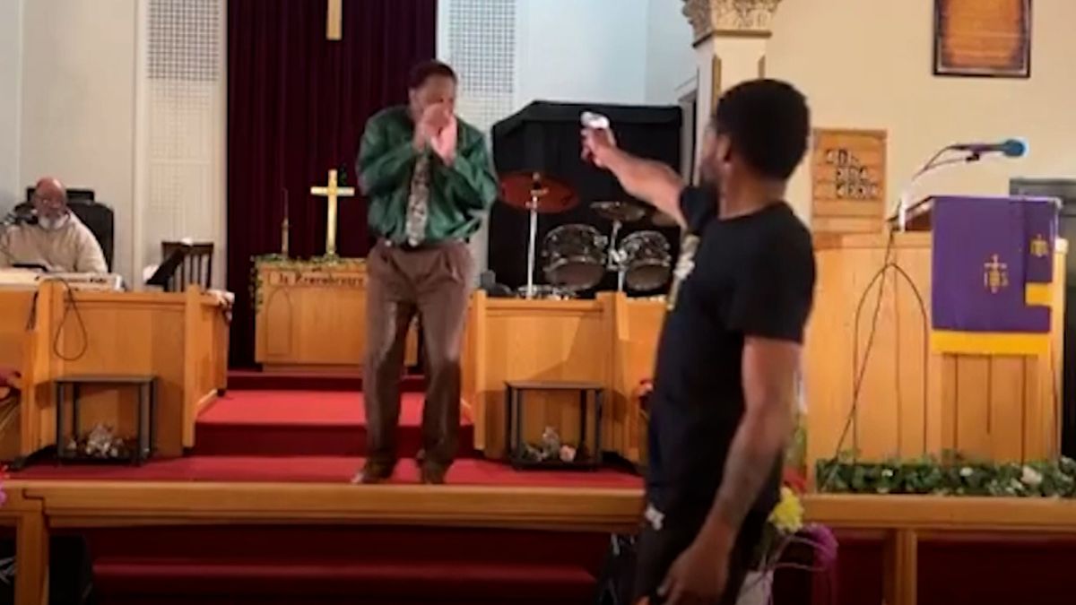 Američan se během bohoslužby pokusil zastřelit pastora. „Přikázal mi to Bůh“